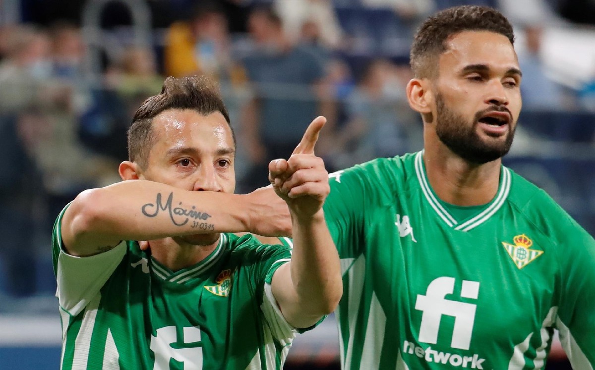 Andres Guardado celebrando su gol junto a Willian Jose / EFE