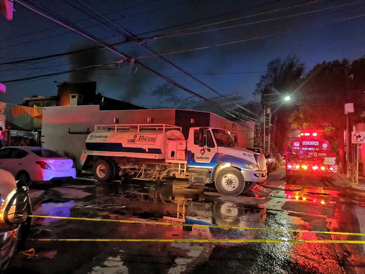 Se incendia un negocio en calles de San Nicolás. / Israel Santacruz