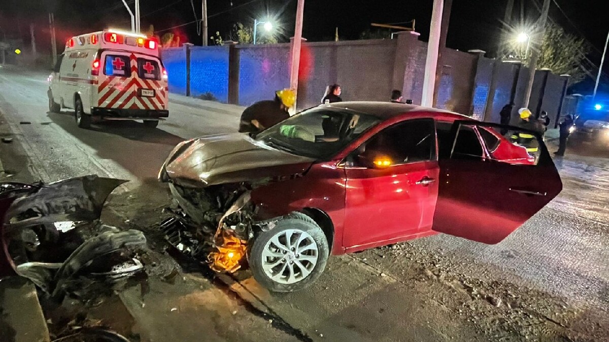 Hombre ebrio choca contra muro en Torreón; mujer y niña lesionadas