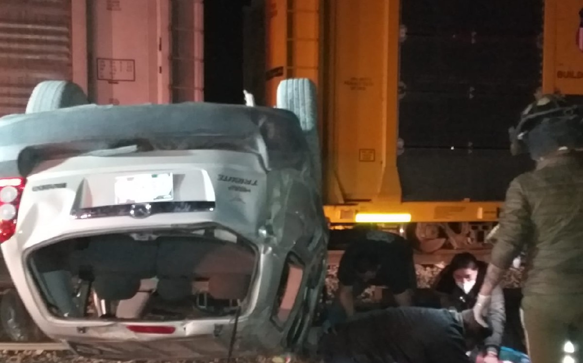 La noche de este domingo se reportó un fuerte accidente ferroviario donde el tren de paso impactó a un vehículo tipo Furgón Mazda.