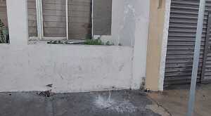 Reportan fuga de agua potable en calles del Centro de Monterrey.