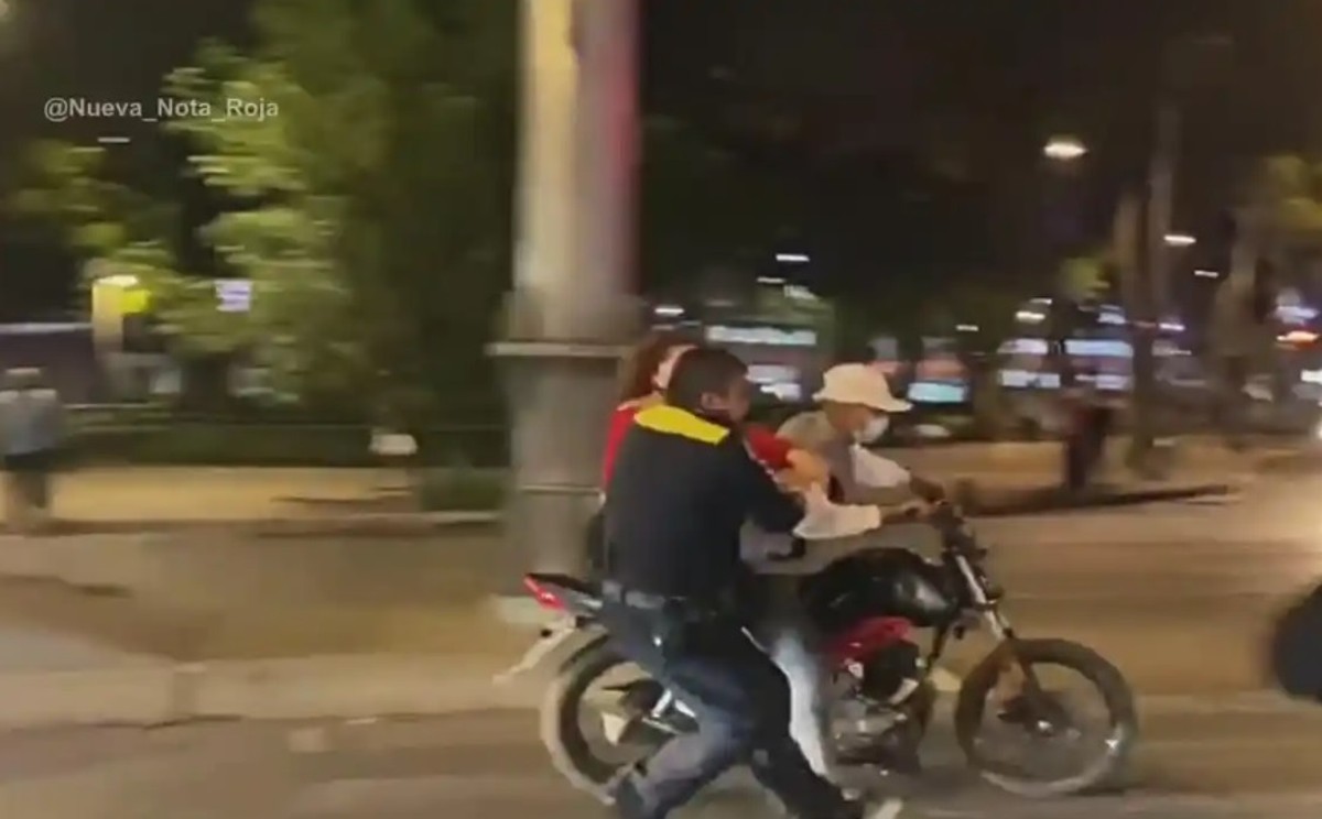 El oficial de Tránsito sostuvo fuertemente del brazo del motociclista/ Especial