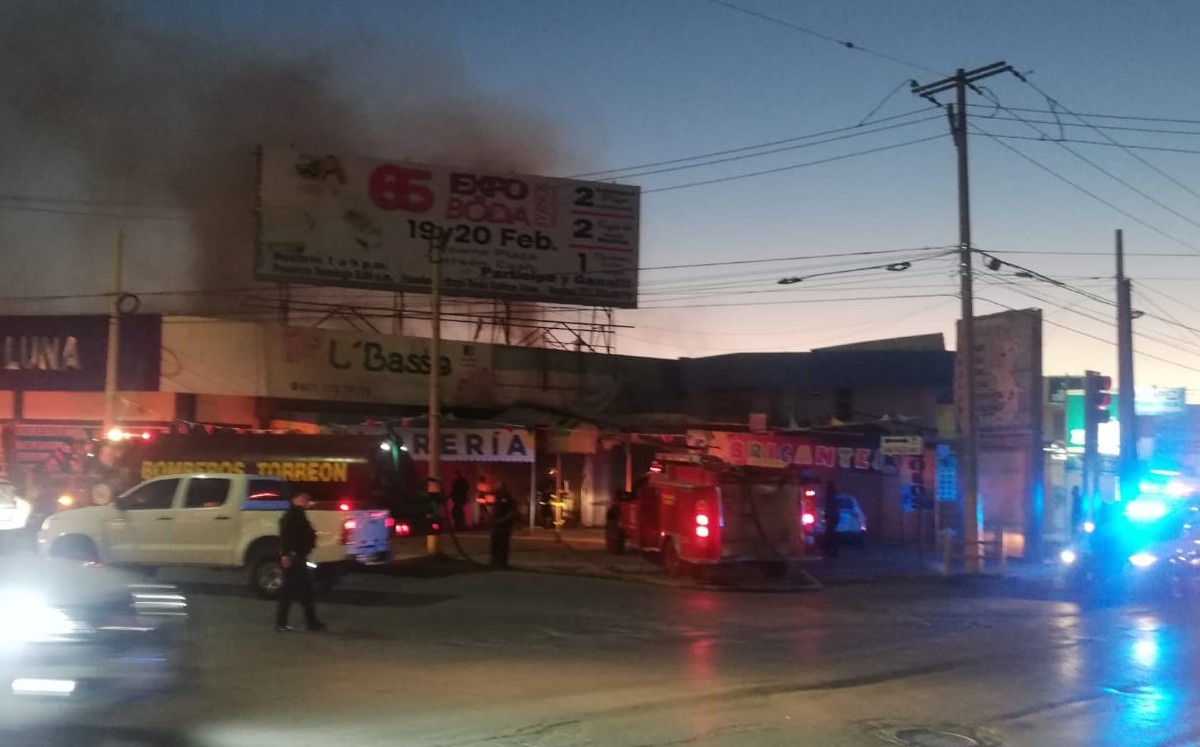 Se registra incendio en dulcería de Torreón