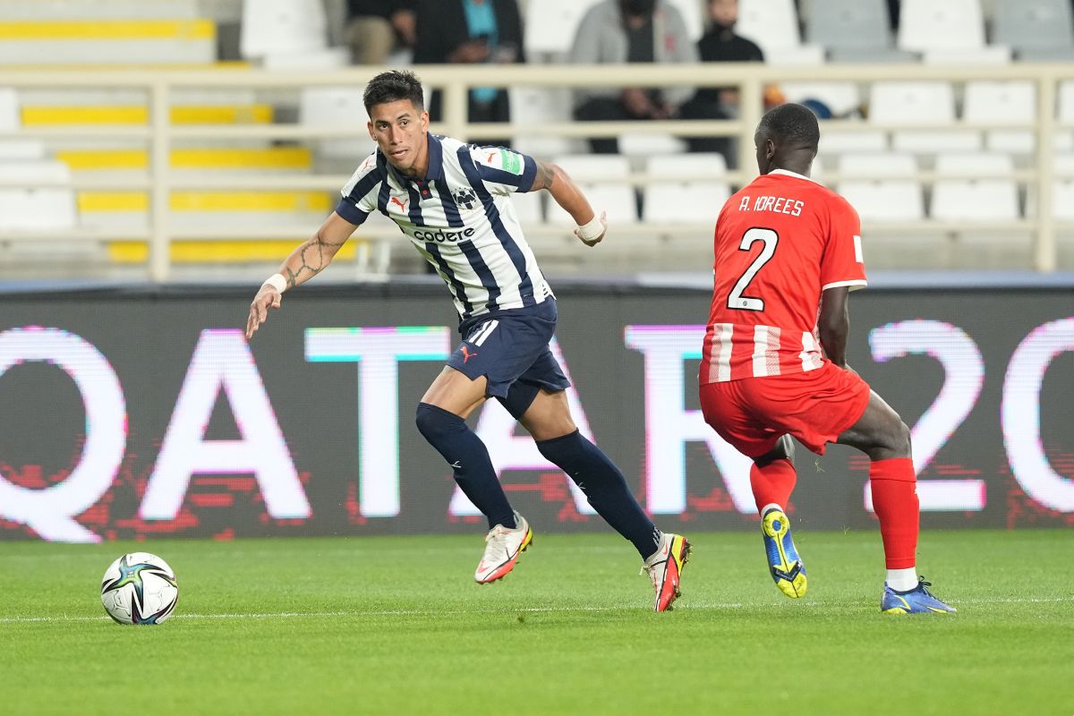Maximiliano Meza jugando con Rayados