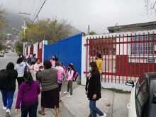 Denuncian falta de agua potable en primaria del sur de Monterrey.