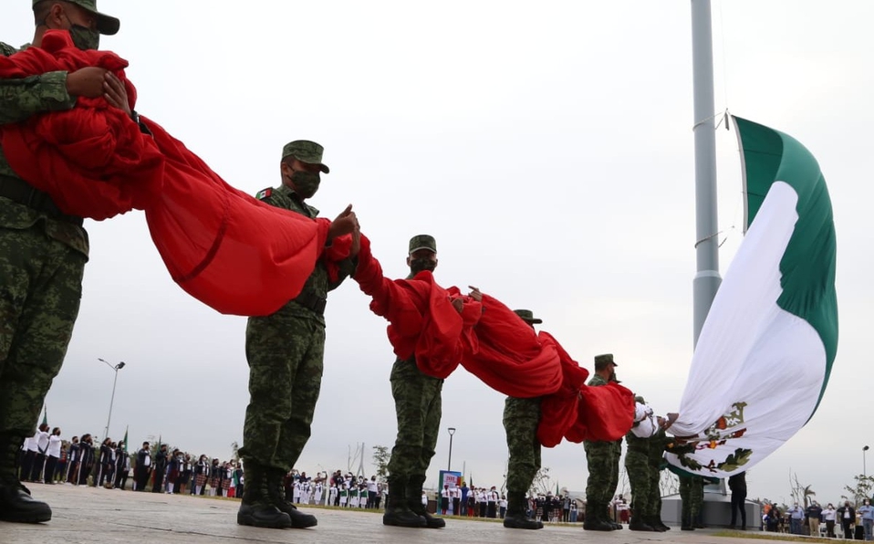 Ondean bandera nacional en recinto ferial de Tampico. / Cortesía