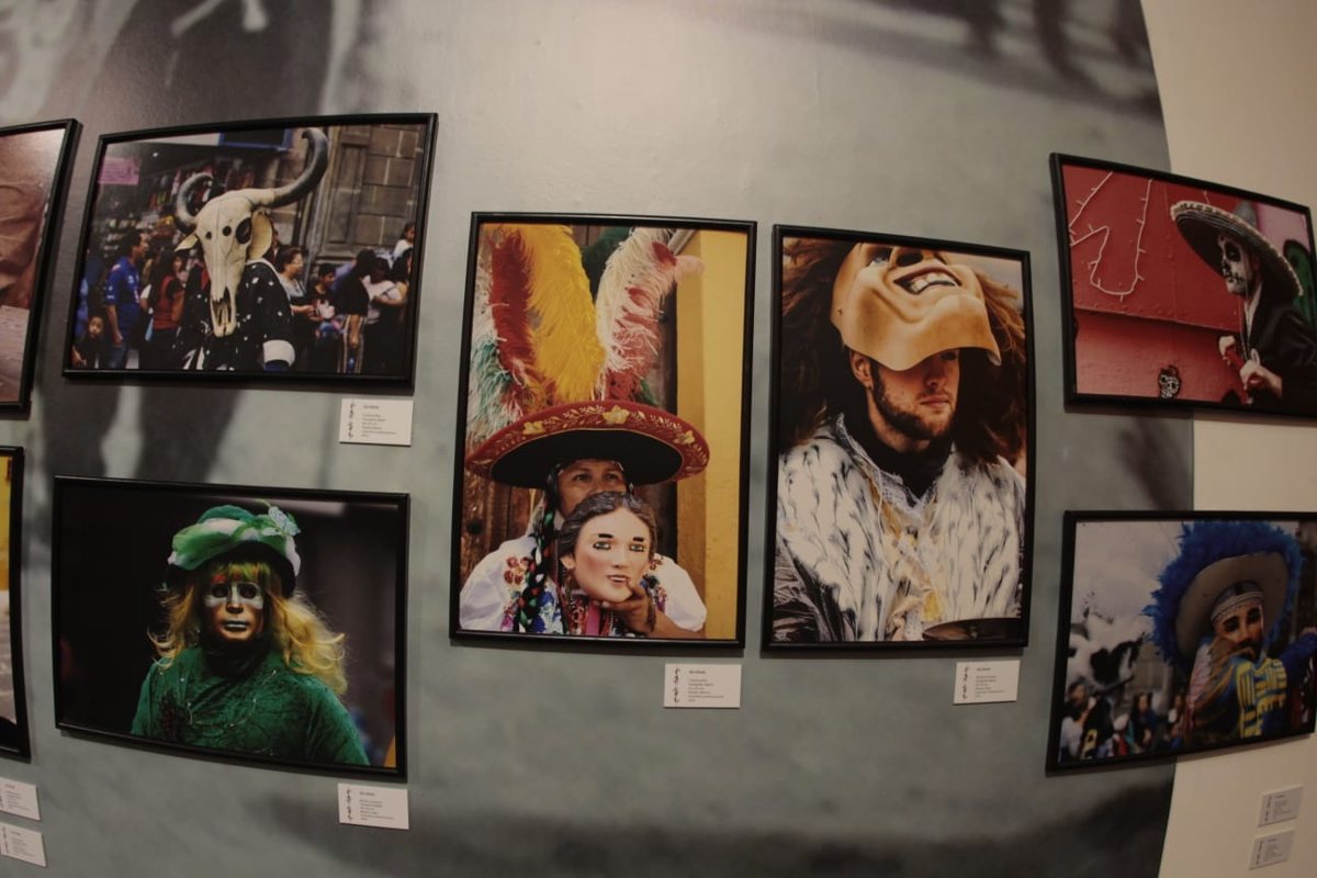 Fotografías en la exposición de huehues en la galería del Palacio Municipal / Melanie Torres