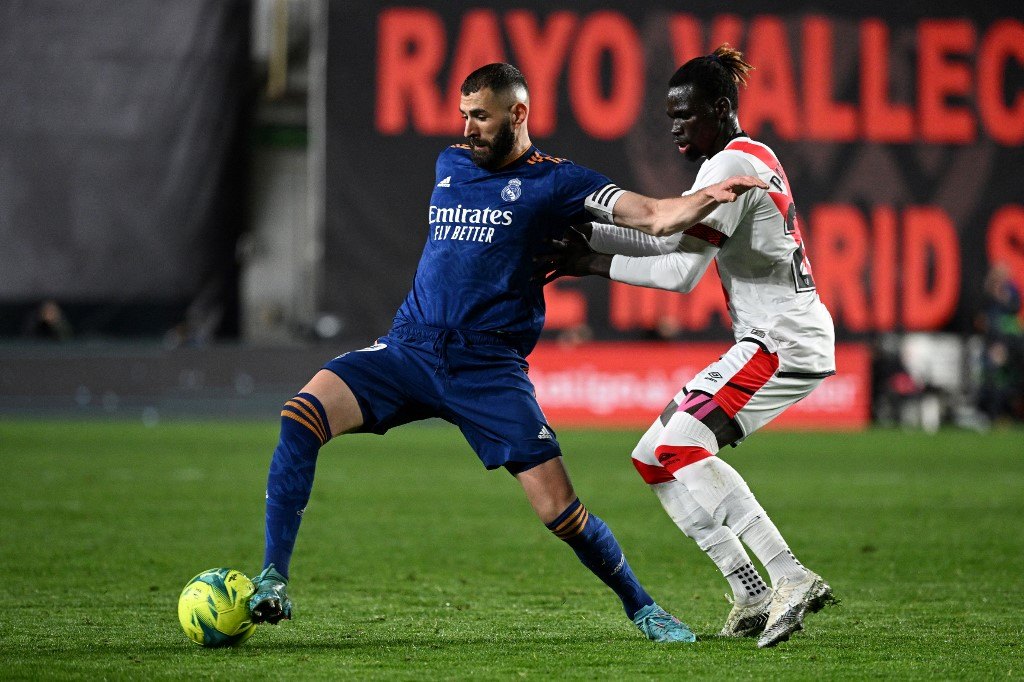 Karim Benzema disputando un partido con el Real Madrid