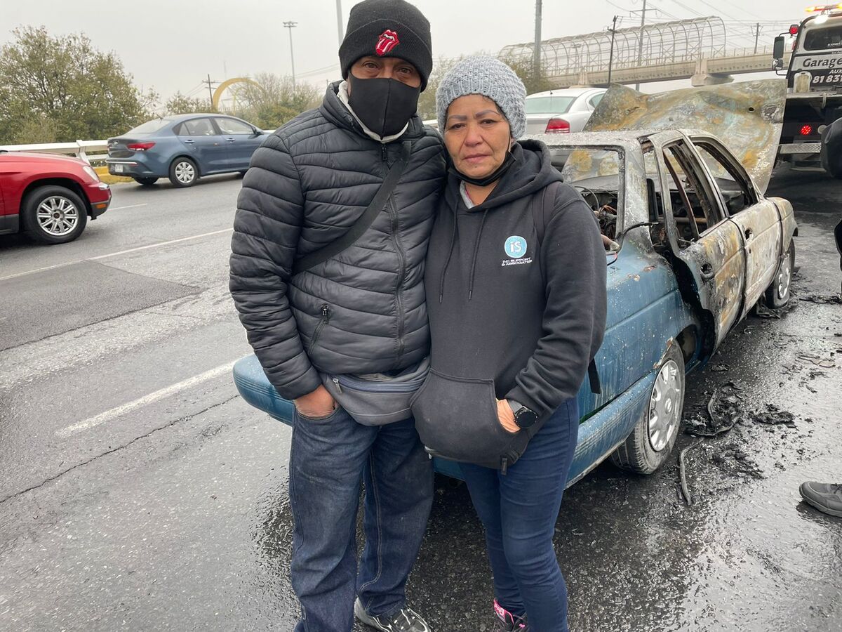 De inmediato llegaron al lugar los elementos de Protección Civil de la UANL para extinguir el fuego.