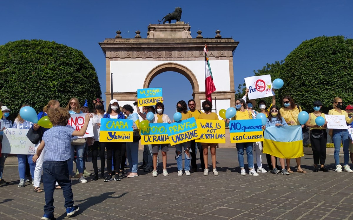Ucranianos en León se reúnen en el Arco de la Calzada / Axel Rivas