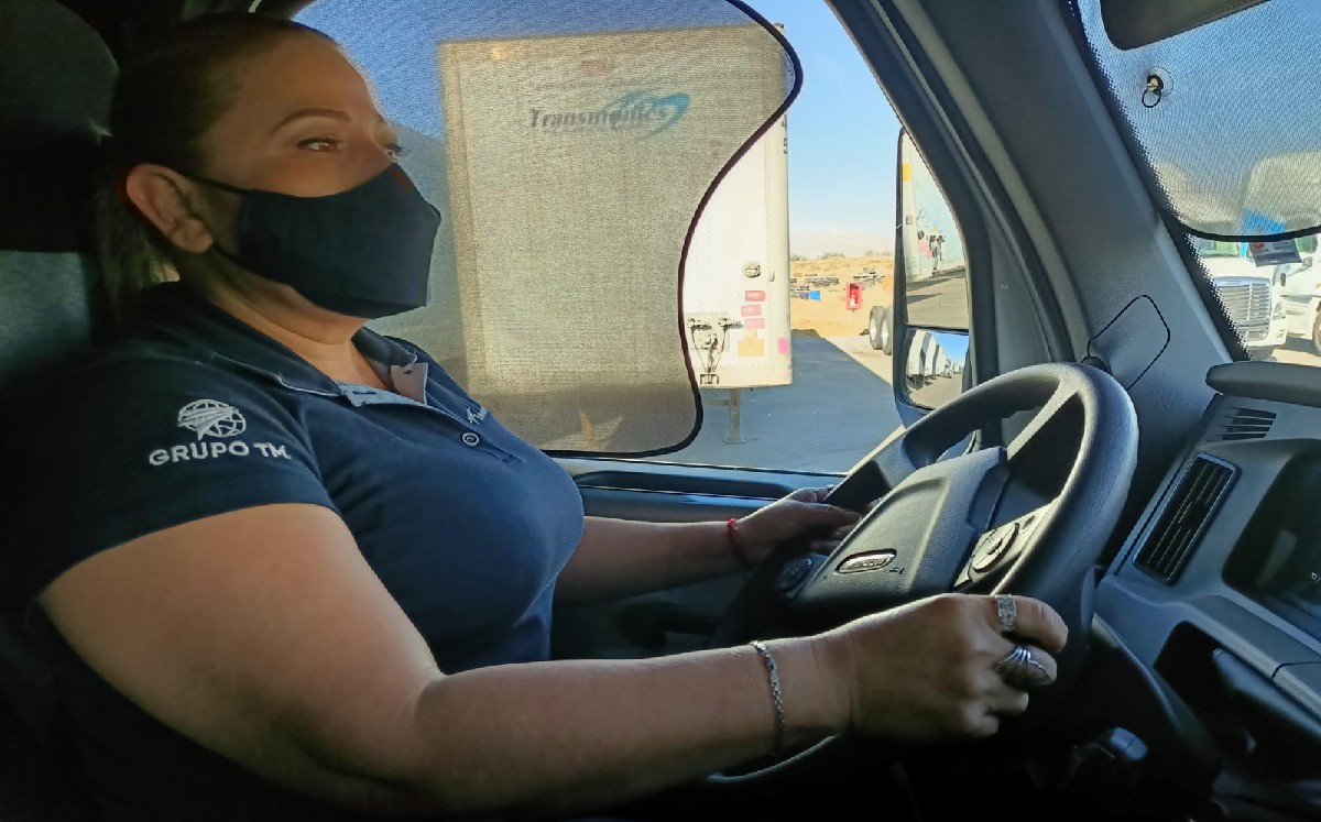 Laguna. Mujer cumple su sueño de ser operadora de tráiler