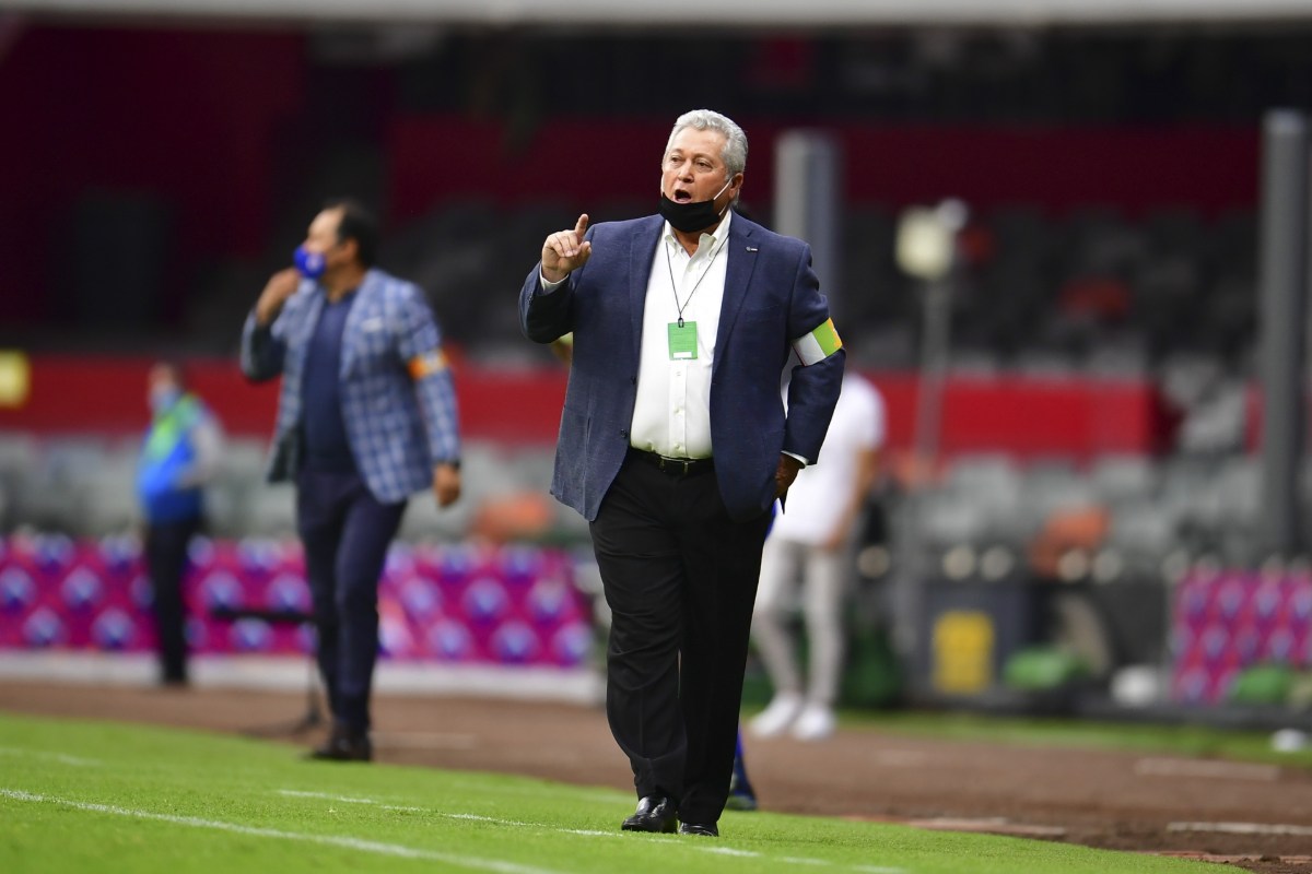 Víctor Manuel Vucetich dirigiendo un partido / MexSport