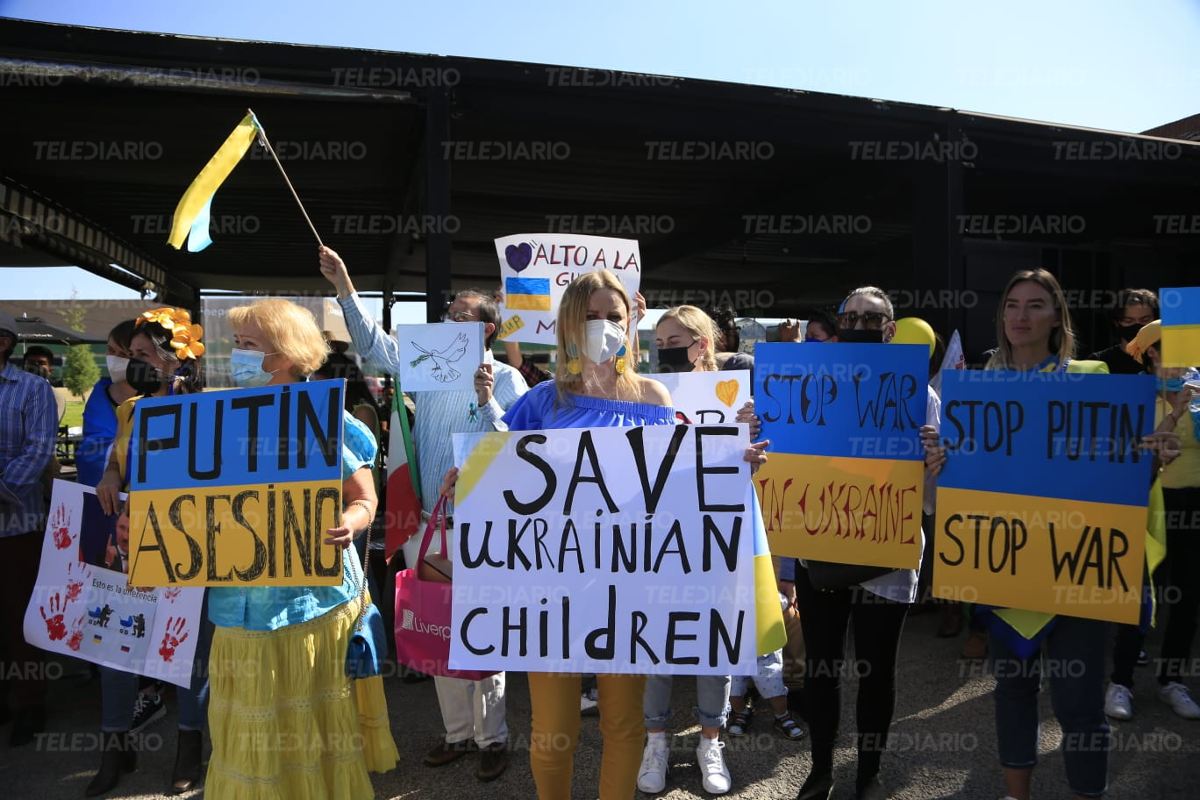 Ucranianos y rusos portan carteles con mensajes de paz y condenas hacia el presidente Valdimir Putin / Andrés Lobato