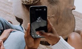 La investigación abordará las técnicas de TikTok para mantener a los jóvenes conectados a la plataforma.