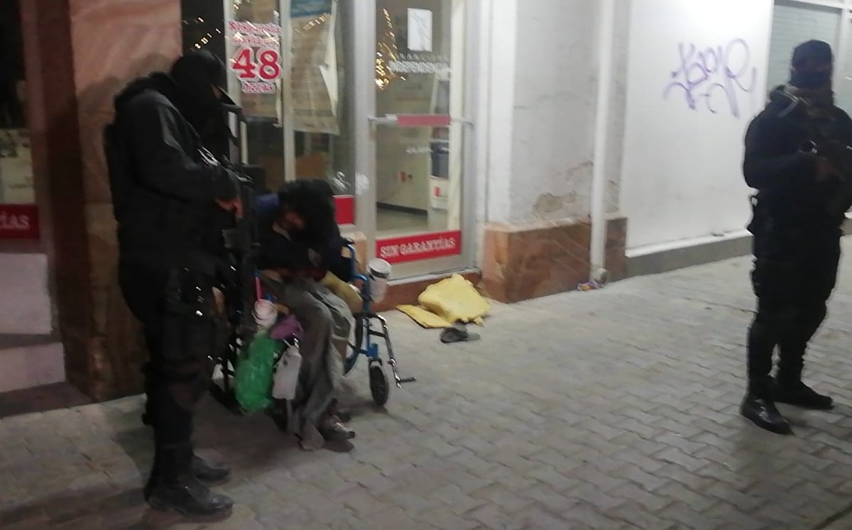 Hombre en silla de ruedas lleva 30 años viviendo en calles de Torreón Hombre en silla de ruedas lleva 30 años viviendo en calles de Torreón