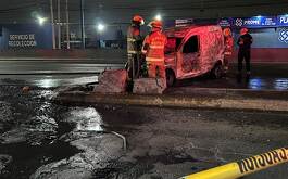 Incendio de camioneta en la carretera Miguel Alemán.