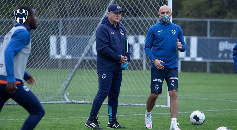 Víctor Manuel Vucetich durante su primer entrenamiento como DT del Monterrey / Club Rayados
