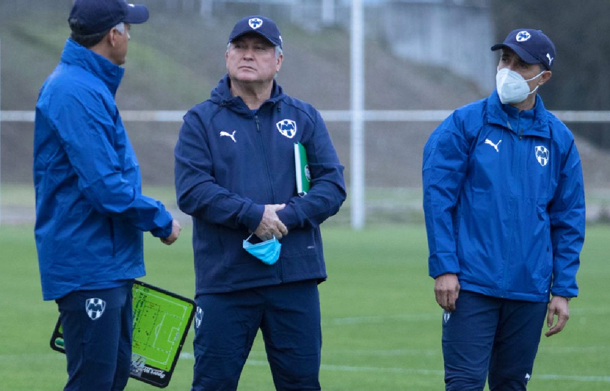 Víctor Manuel Vucetich presente en la práctica de Rayados / @Rayados