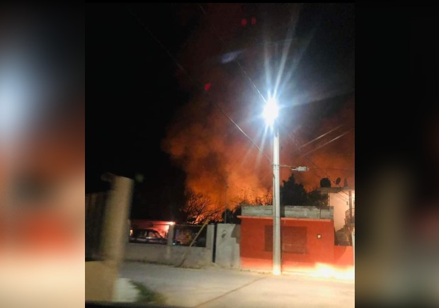 Se incendia terreno baldío en Sabinas Hidalgo. / Cortesía