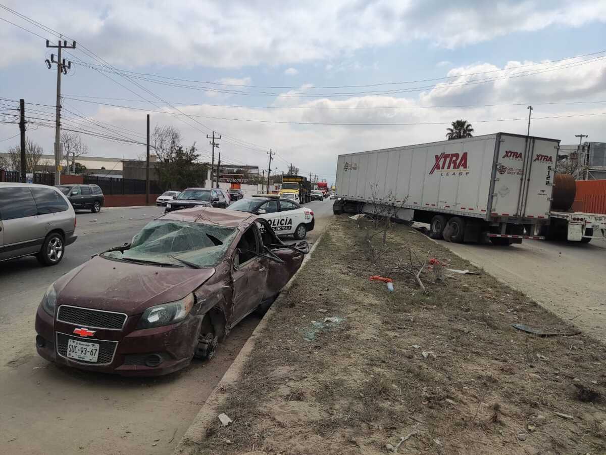 Tráiler embiste vehículo sobre Carretera Monterrey-Colombia. / Francisco Zúñiga