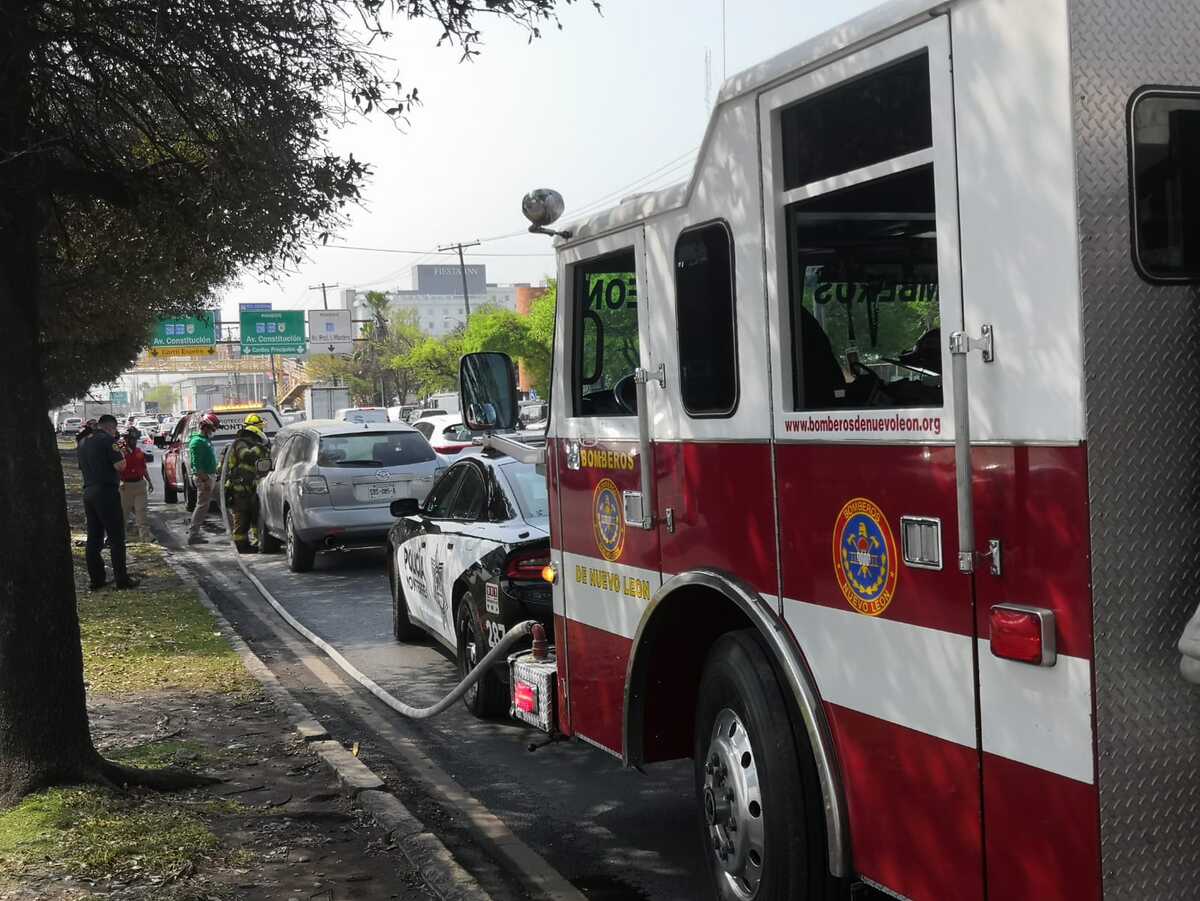 Una mujer y su hija se llevaron un susto tras incendiarse la camioneta en la que viajaban en avenida Churubusco. | Erik Solheim Rocha