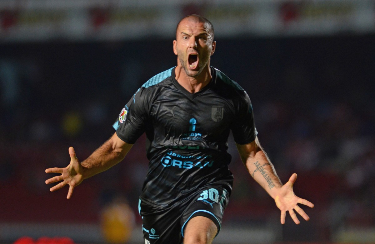 Emanuel Villa en su paso por el Querétaro / MexSport