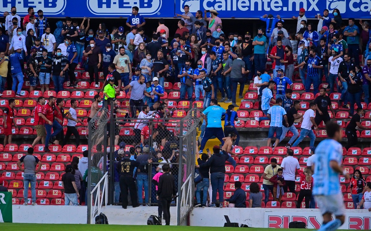 La riña en el partido entre Gallos Blancos y Atlas dejó como saldo 26 personas lesionadas/ Imago7