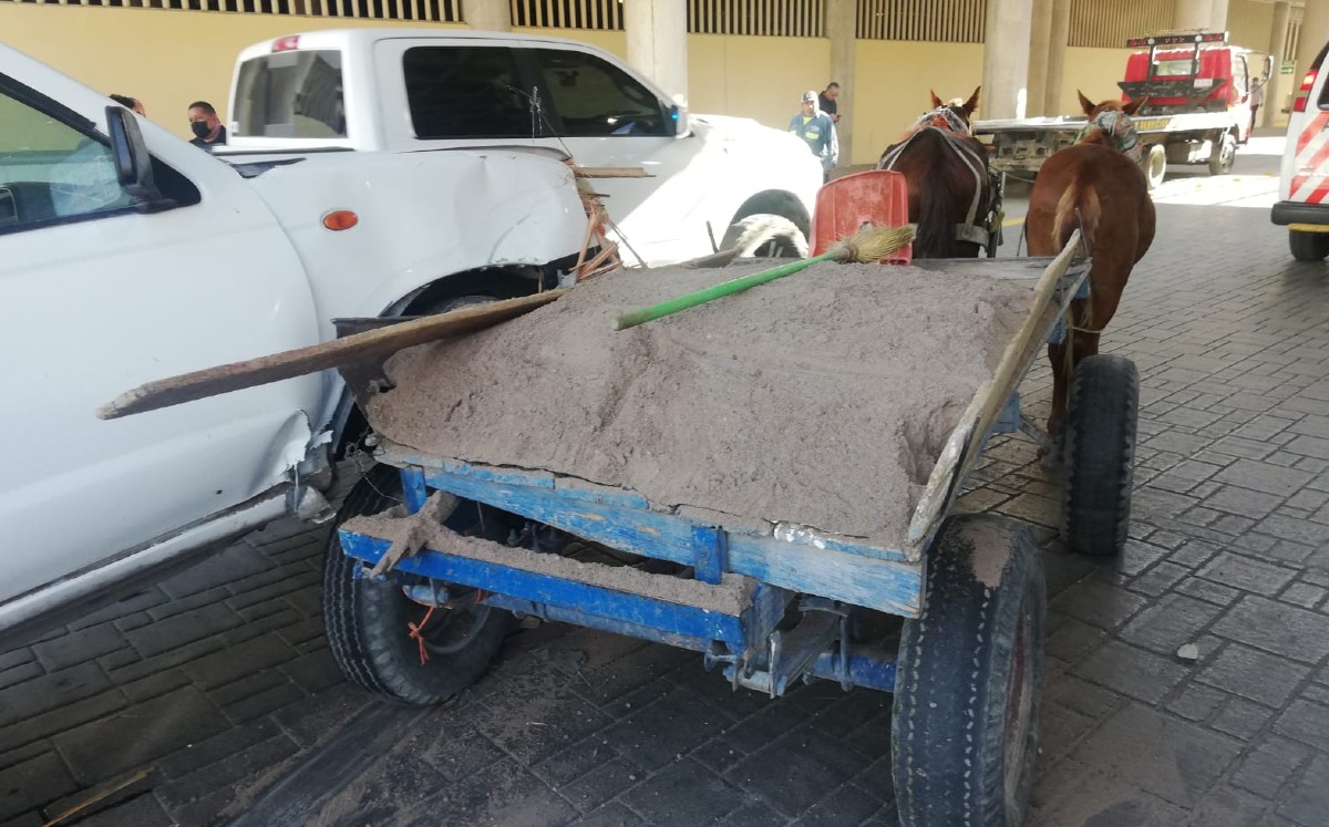 Camioneta choca contra carromatero en el centro de Torreón