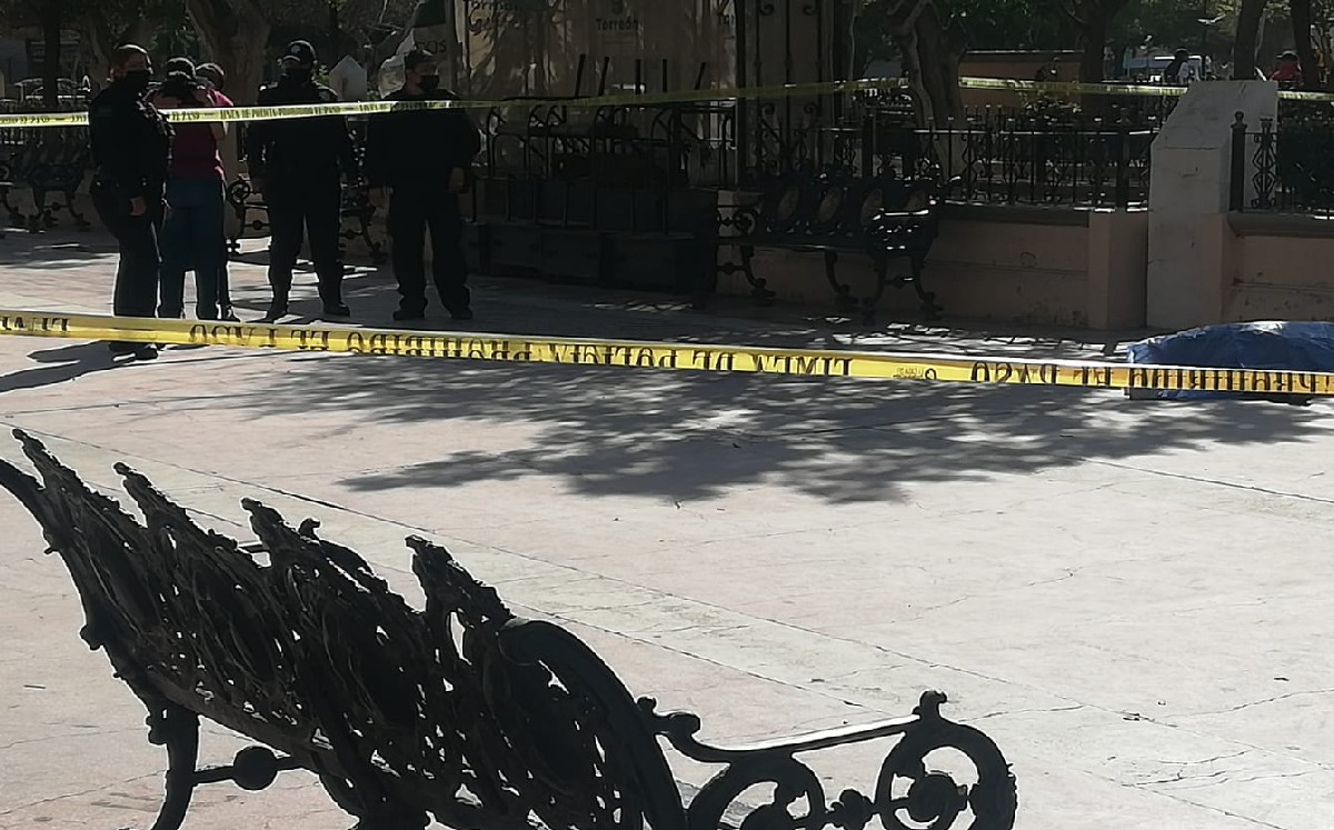 Hombre de la tercera edad muere en Plaza de Armas de Torreón