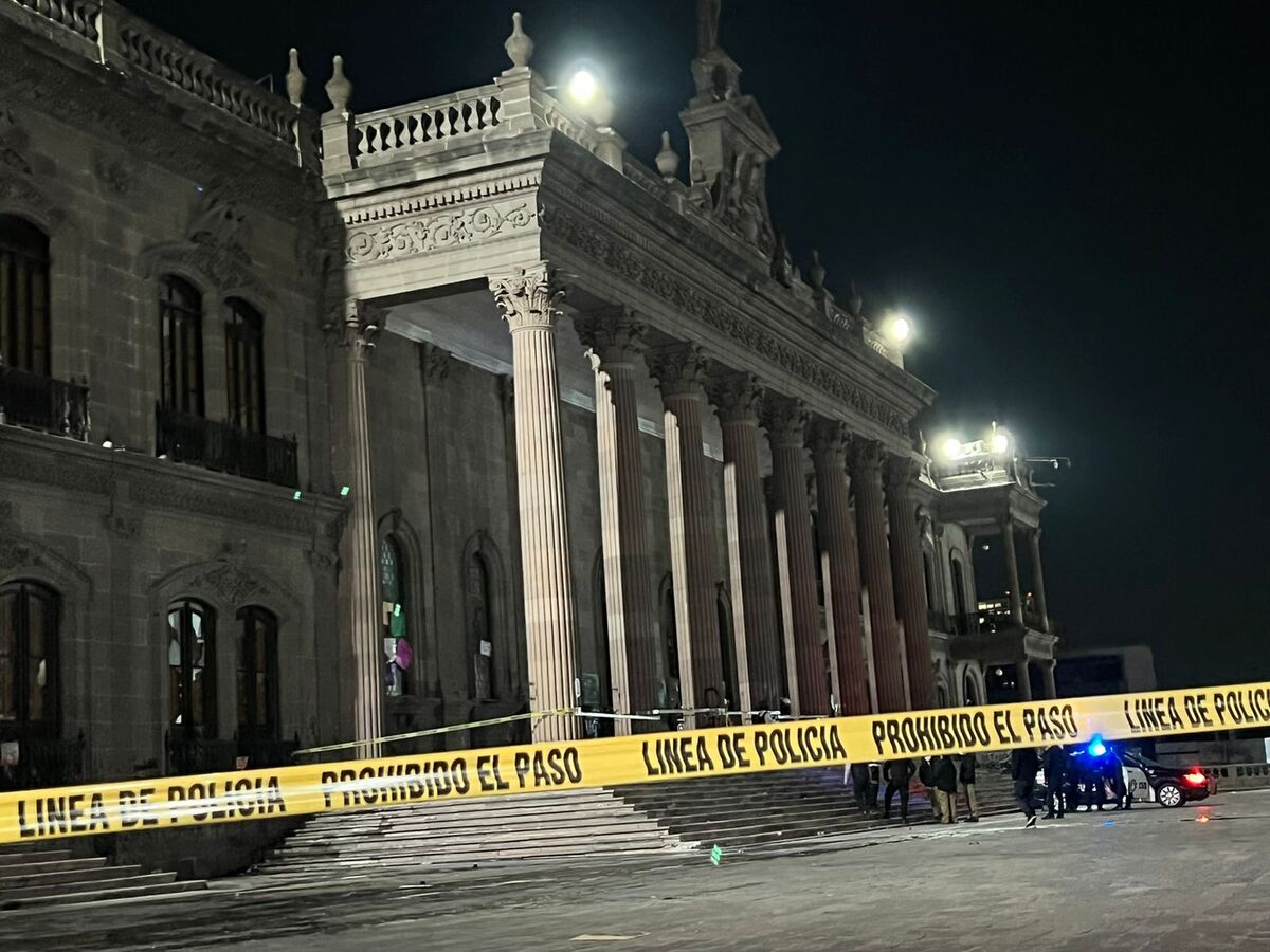 Resguardan entrada del Palacio de Cantera en Nuevo León. / Mayté Villasana