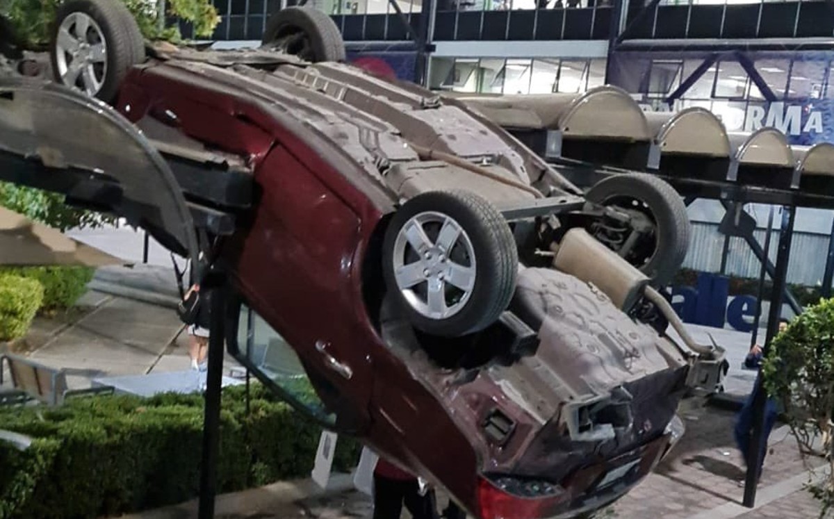 El auto quedó suspendido en un techo en forma de domos / Twitter: @MagdielSanchez0.