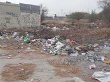 Calles de El Carmen inundadas de basura tras suspensión de servicio de recolección.