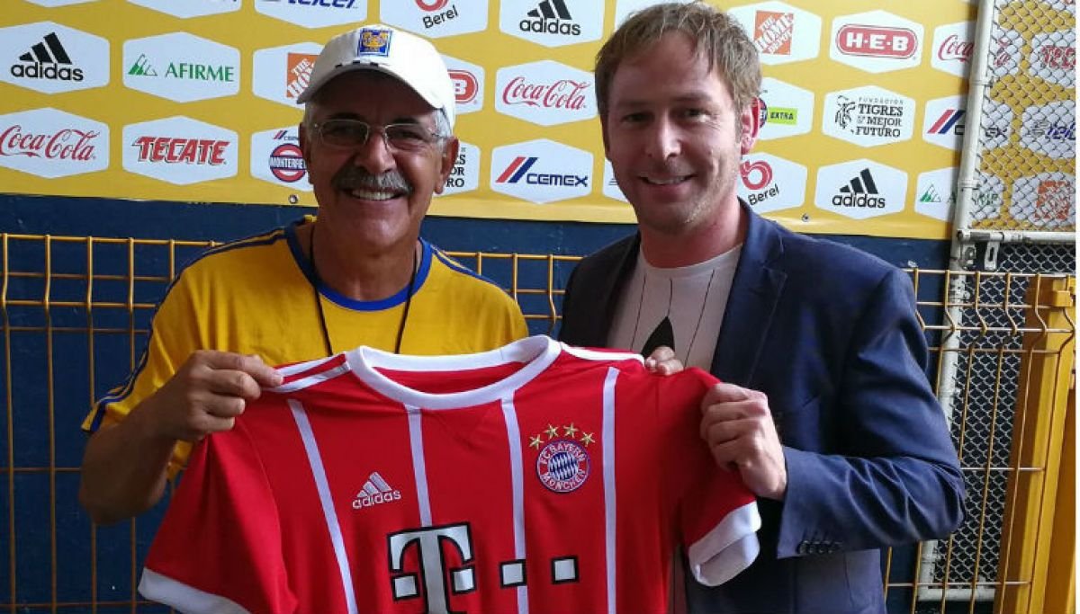 El director del Bayern Múnich en México, Gerald Fiedler, junto a Gignac