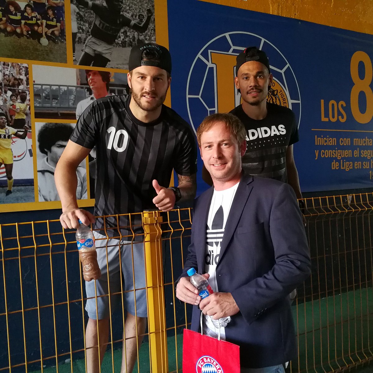 El director del equipo alemán en México, Gerald Fiedler, junto a Gignac en su visita hace años