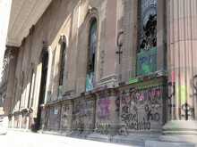 Continúan labores de limpieza en el Palacio de Gobierno de Nuevo León tras marcha.