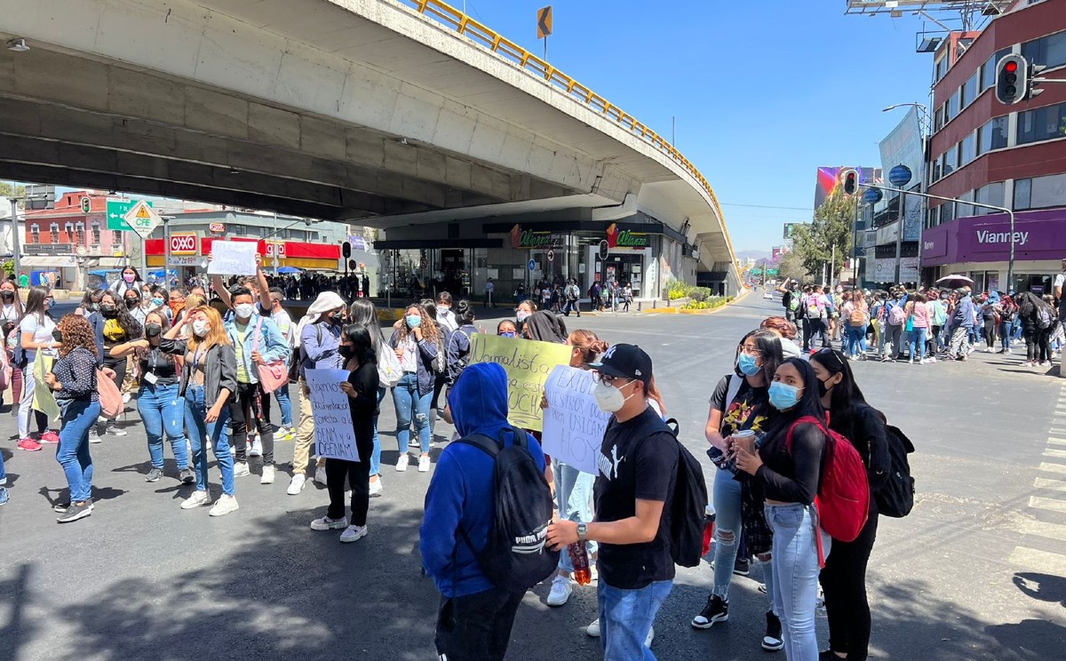 Protesta de estadudiantes normalistas en lateral de Circuito Interior/ Ramón Ramírez.