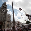 voladores de Cuetzalan realizando una demostración en el zócalo