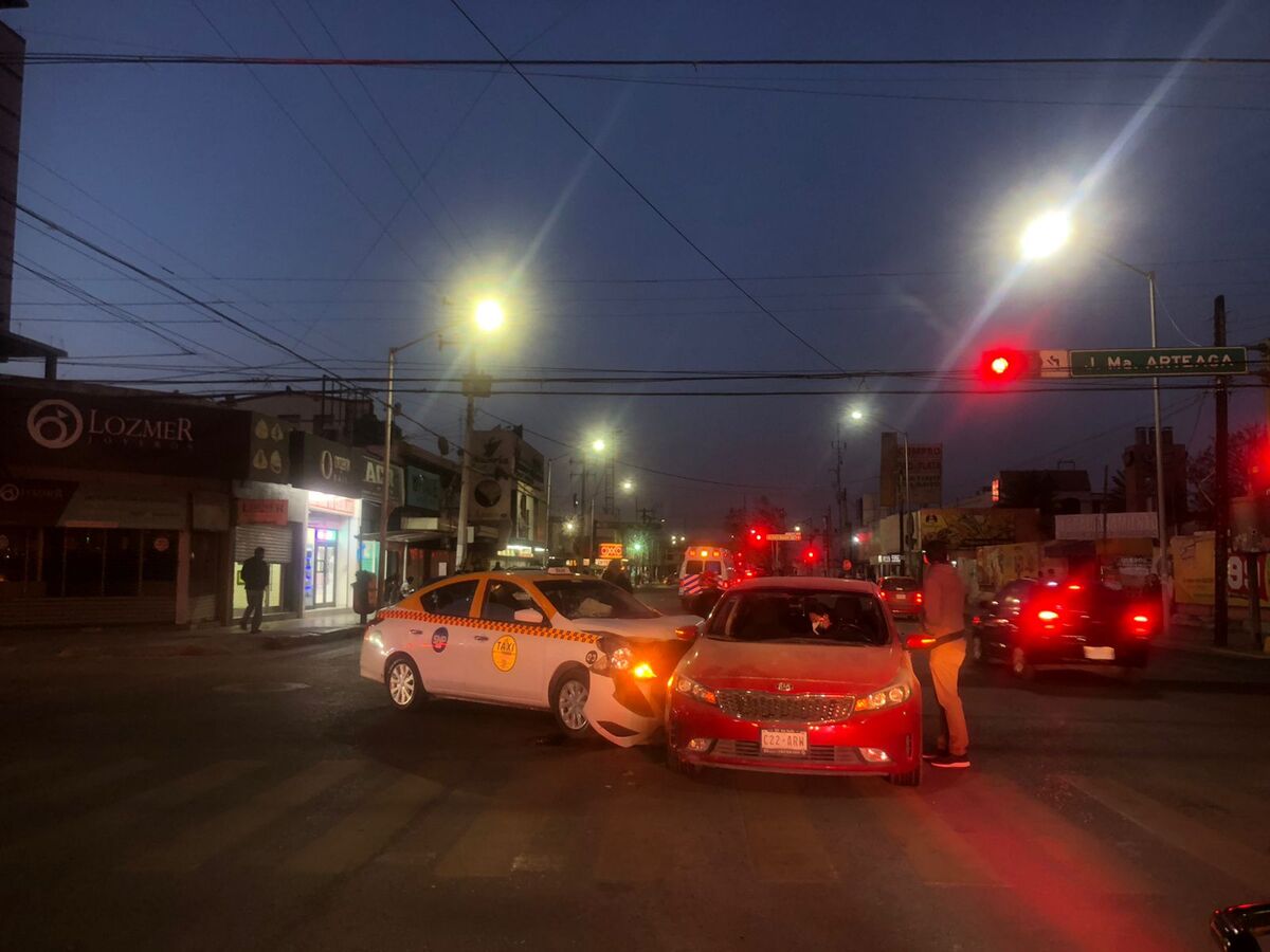 Taxista embiste conductora en calles de Monterrey. / Vianca Treviño
