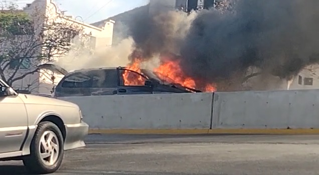 Camioneta se incendia sobre avenida Paseo de los Leones. / Captura