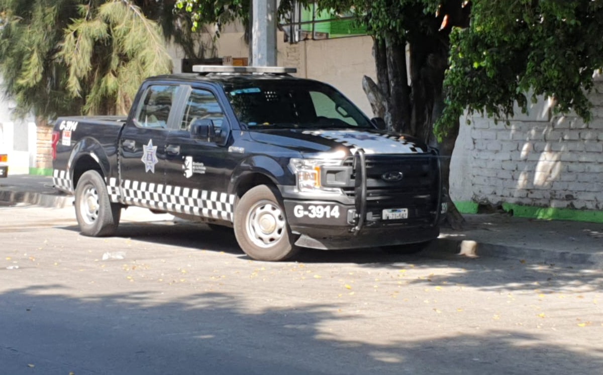 Unidad de la policía de Guadalajara al exterior del hotel en donde encontraron a un hombre muerto / Juan Carlos Munguía