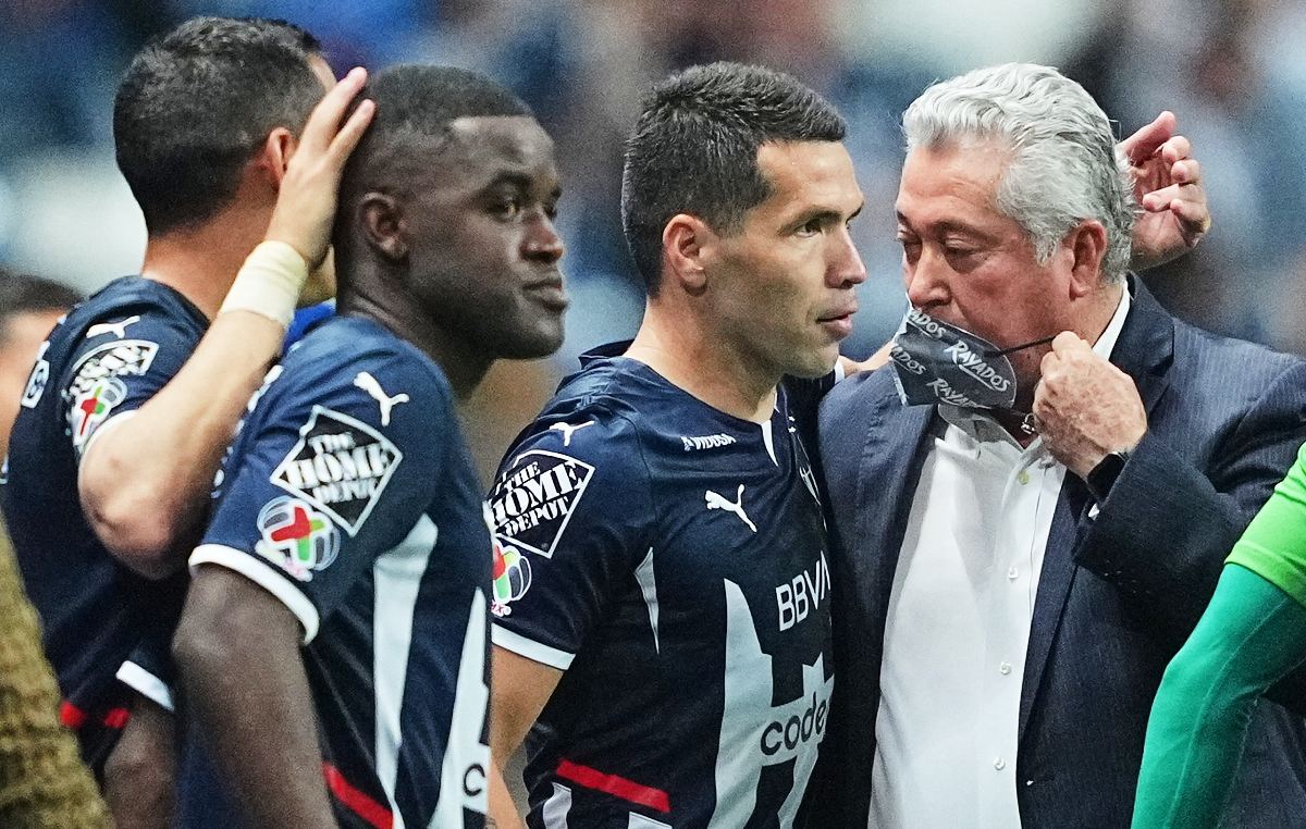 Vïctor Manuel Vucetich celebrando con Joel Campbell y compañía el triunfo de Rayados ante América / Mexsport