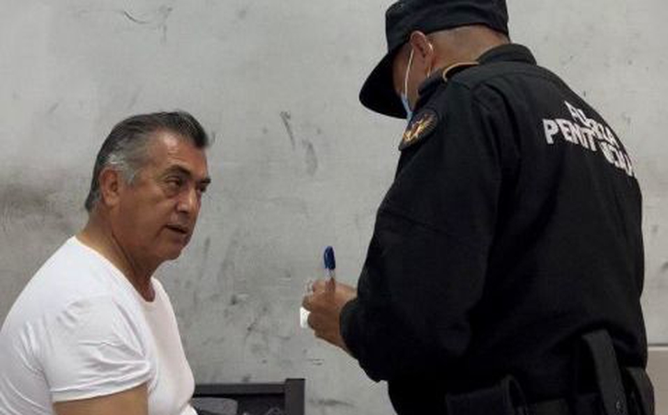 A su ingreso, el detenido reci- bió un pants y sudadera gris, prendas que usan todos los internos en la penitenciaría. ESPECIAL