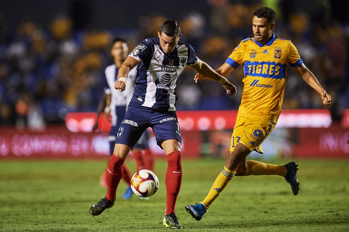 Rogelio Funes Mori y Diego Reyes durante un pasado Clásico Regio / Mexsport