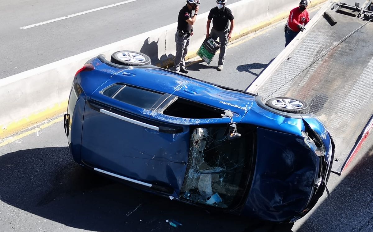 Choca y se vuelca en Monterrey; hombre resulta lesionado