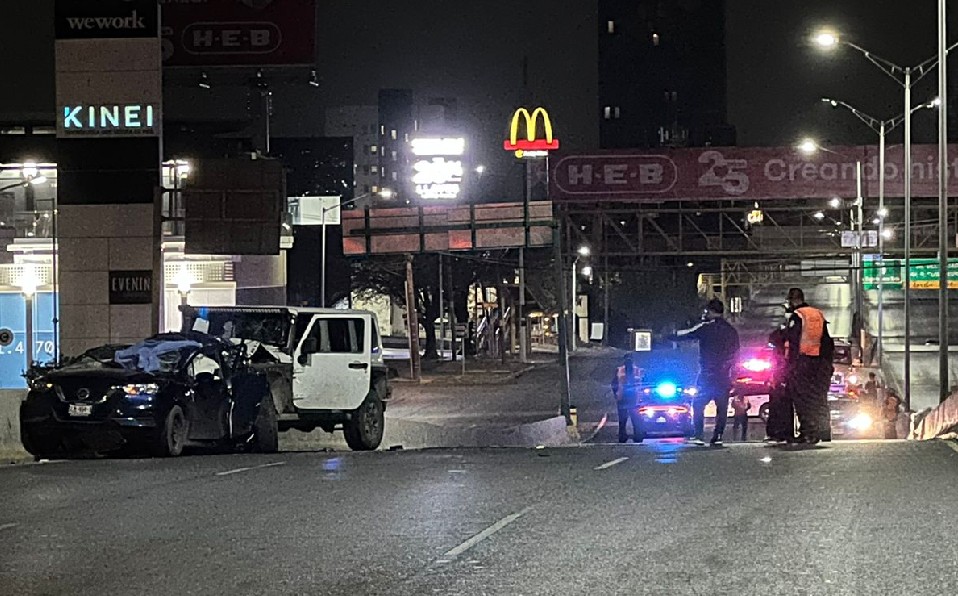 Muere pareja tras accidente en avenida Garza Sada. / Mayte Villasana