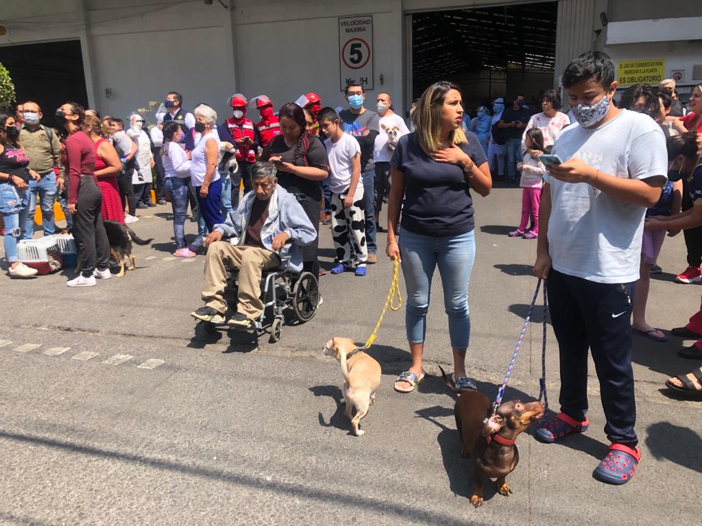 Ciudadanos salen de sus casas tras alerta sísmica en CdMx | Jorge Carballo