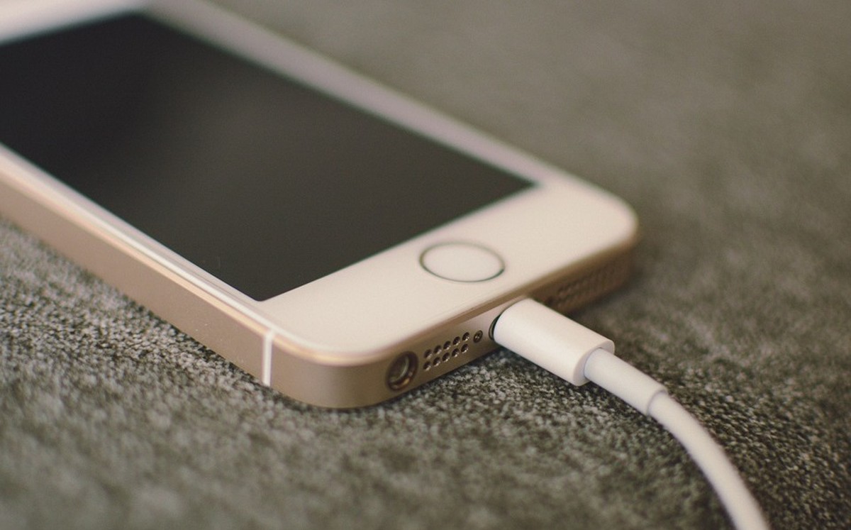 Muere joven al conectar su celular a la luz / Archivo