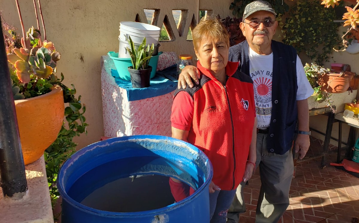 Pareja afectada por la falta de agua en Tlajomulco / Diana Barajas