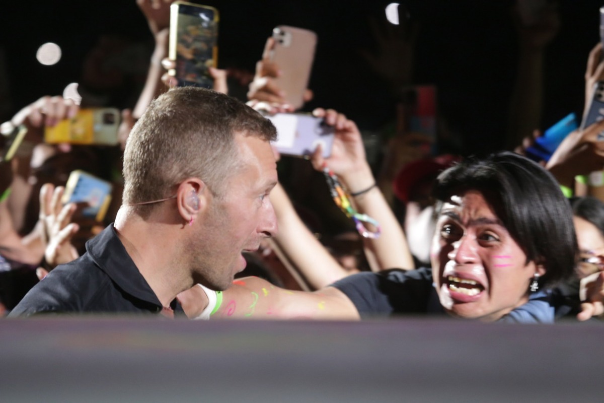 Chris Martin con uno de los asistentes. / Jorge López