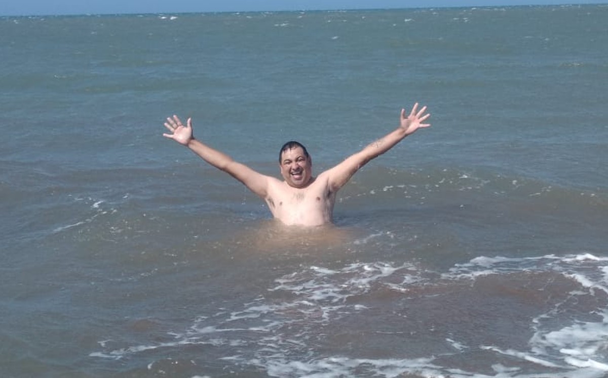 Pintor paraguayo conoce el mar después de 48 años / Twitter @Danidecambiemos